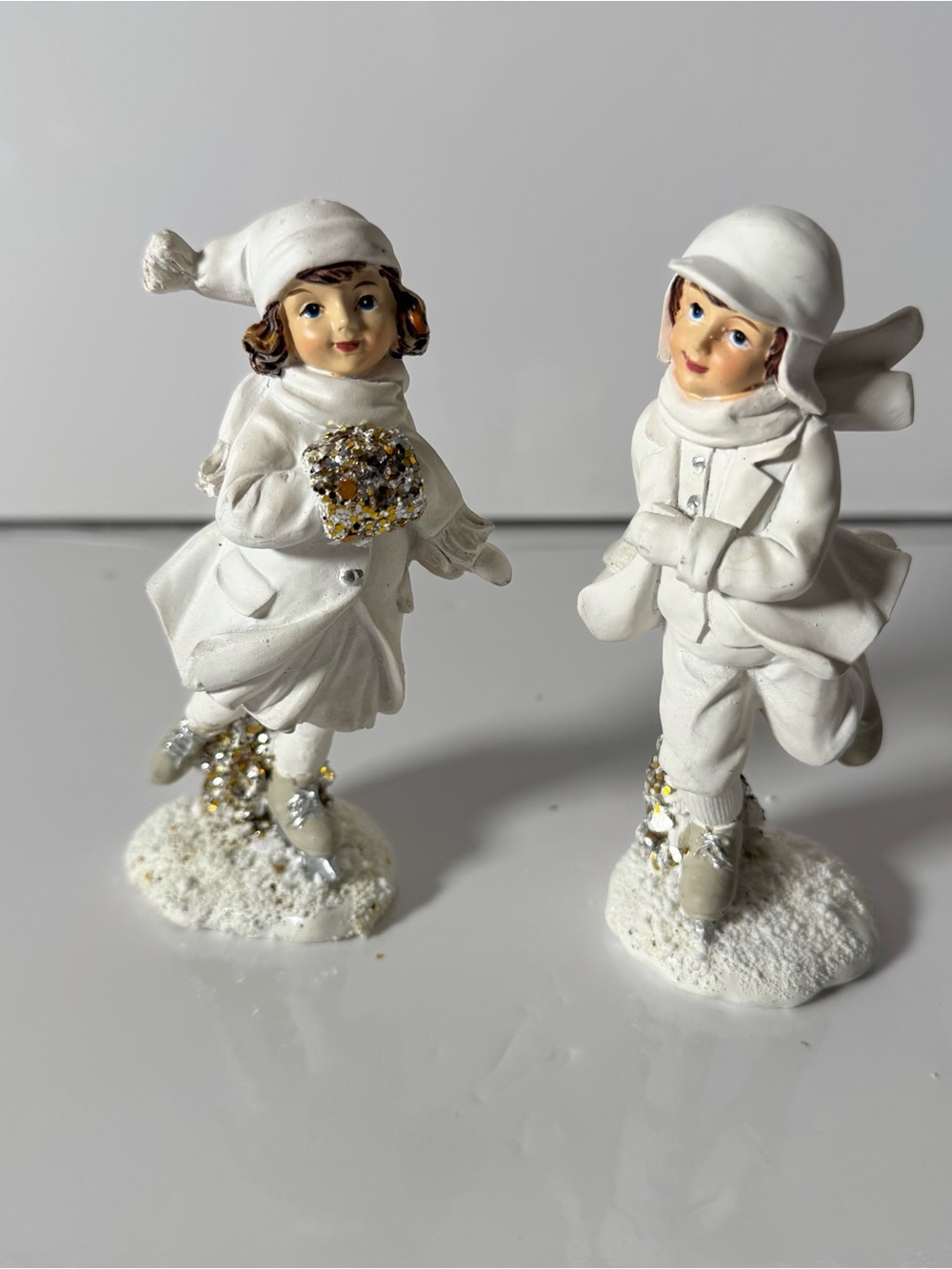 Winter Ice Skating Children Figurine Set Of 2 White Christmas  Decor Resin